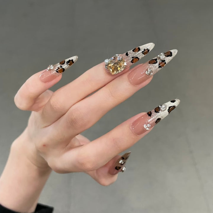 Dekorative Lange Stiletto Press-On Nägel mit Strass-Akzenten Karnz