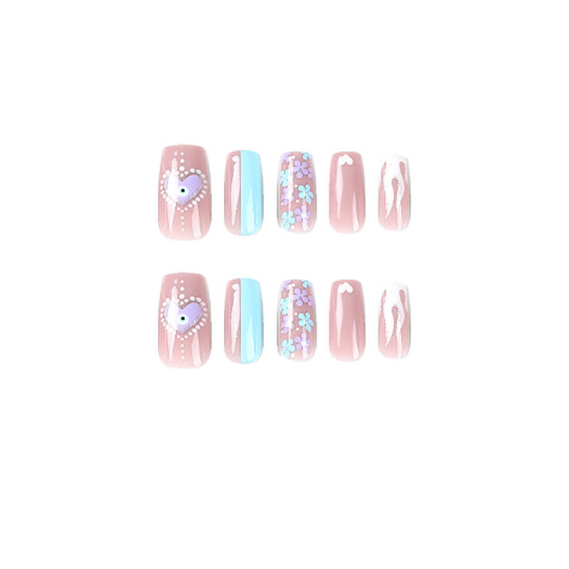 Kunstvolle Nagelkunst mit floralen Akzenten und Glitzerverzierungen Karnz