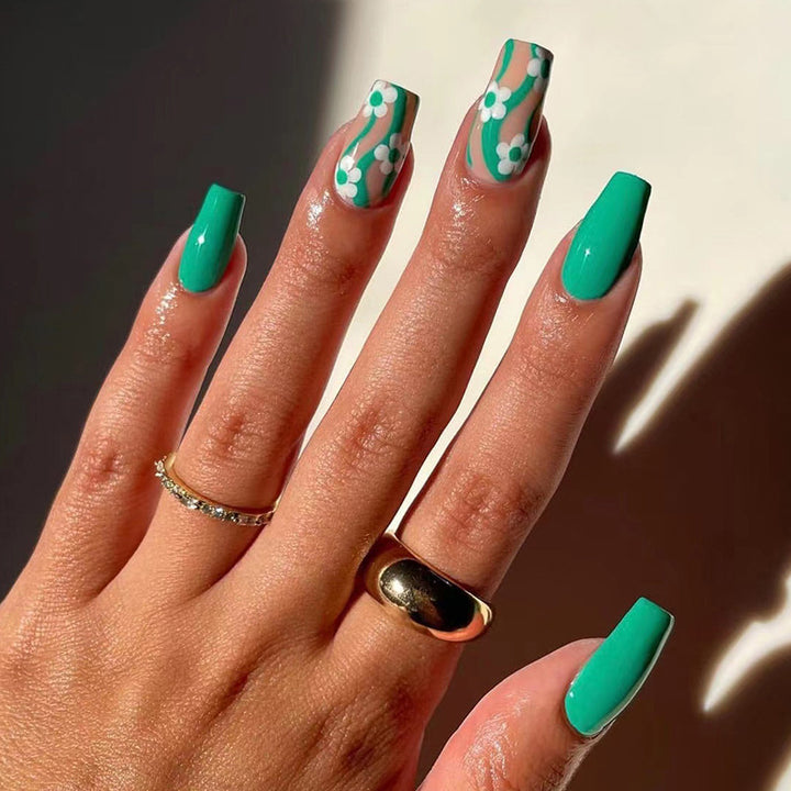 Kunstvolle Nagelverlängerungen im modernen floralem Design Karnz