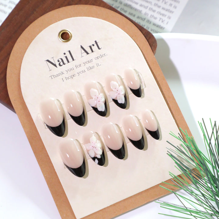 Elegante Nagelkunst mit Blütenakzenten Karnz
