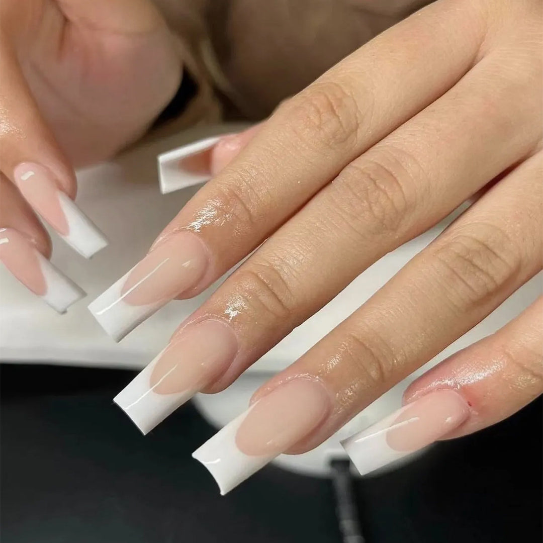 Kunstvolle Nagelverlängerungen mit eleganten French-Tips Karnz