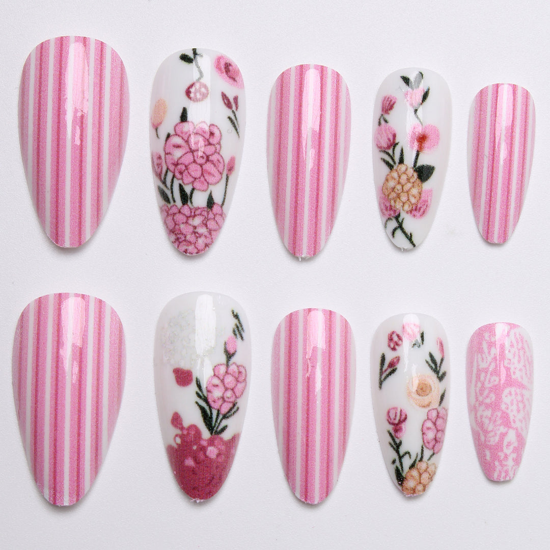 Kunstnägel mit floralen 3D-Verzierungen Karnz