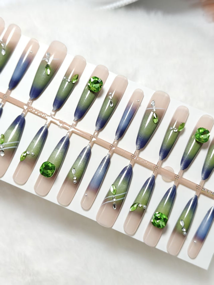 Kunstnägel mit elegantem Farbverlauf und Glitzerakzenten Karnz
