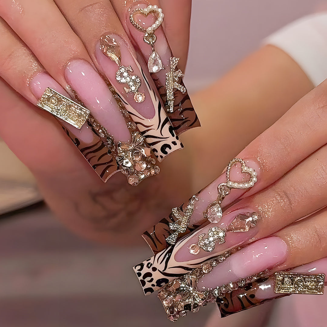 Glamouröse Stiletto Press-On Nägel mit dekorativen Akzenten Karnz