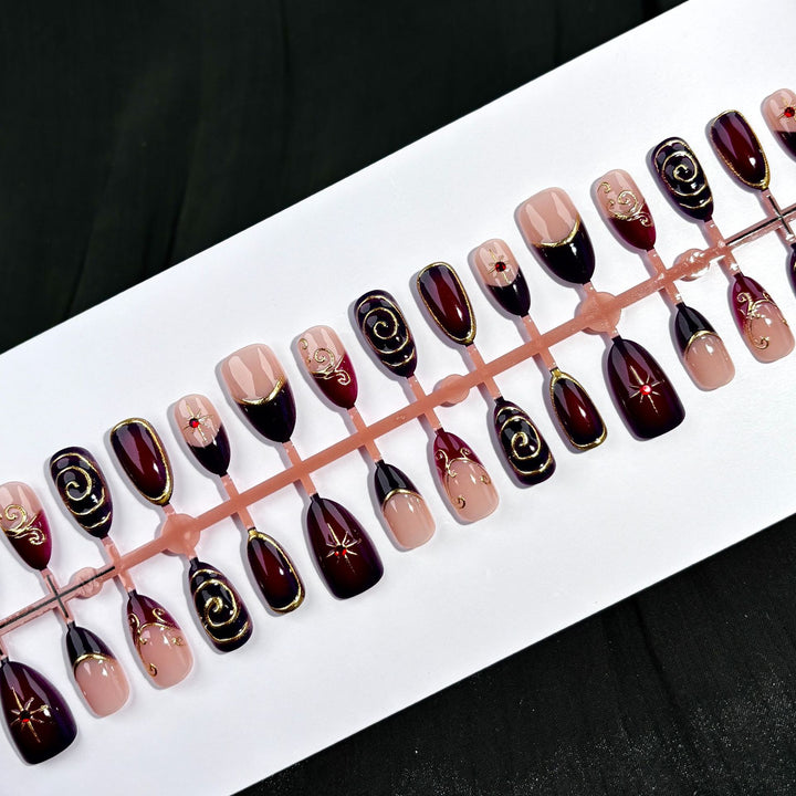 Künstlerisches Press-On Nail Set mit Vintage-Design