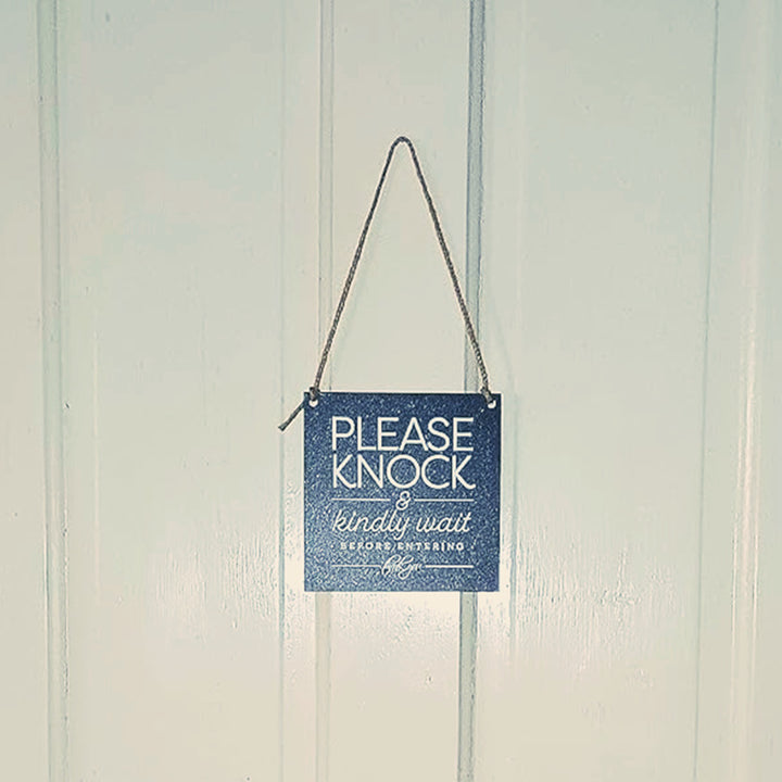 Zweiseitiges hängendes Türschild