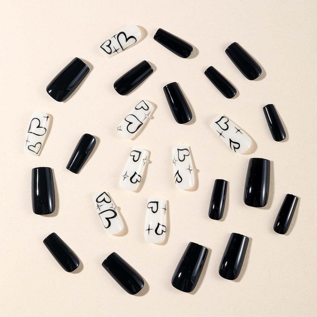 Künstlerisches Herzdesign Nail Art Karnz