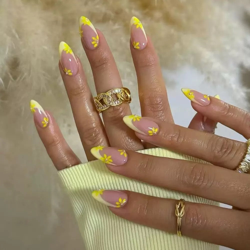 Kunstnagelset mit floralen Akzenten Karnz