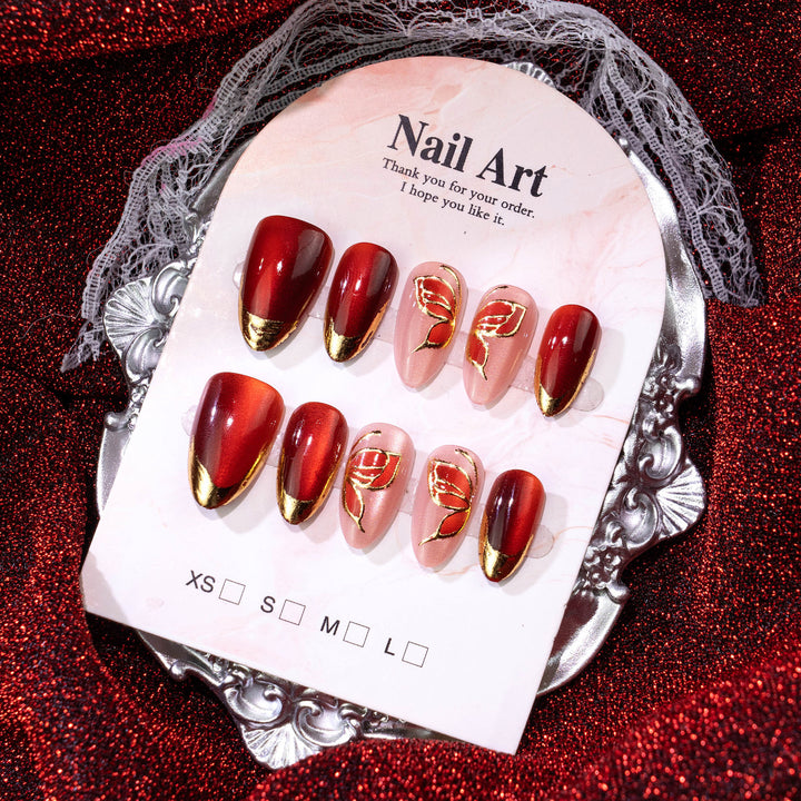 Künstlerisches Press-On Nagelset mit floralen und metallischen Akzenten Karnz