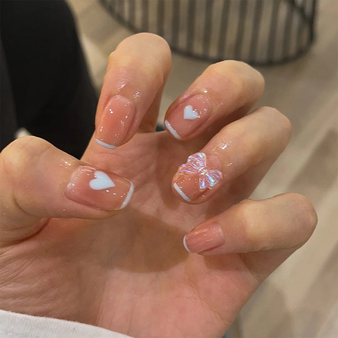 Nagelkunst mit Herz- und Schmetterlingsmotiven Karnz