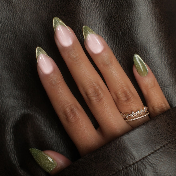 Kunstnagelset mit glamourösem Krallschnitt und funkelnden Akzenten Karnz