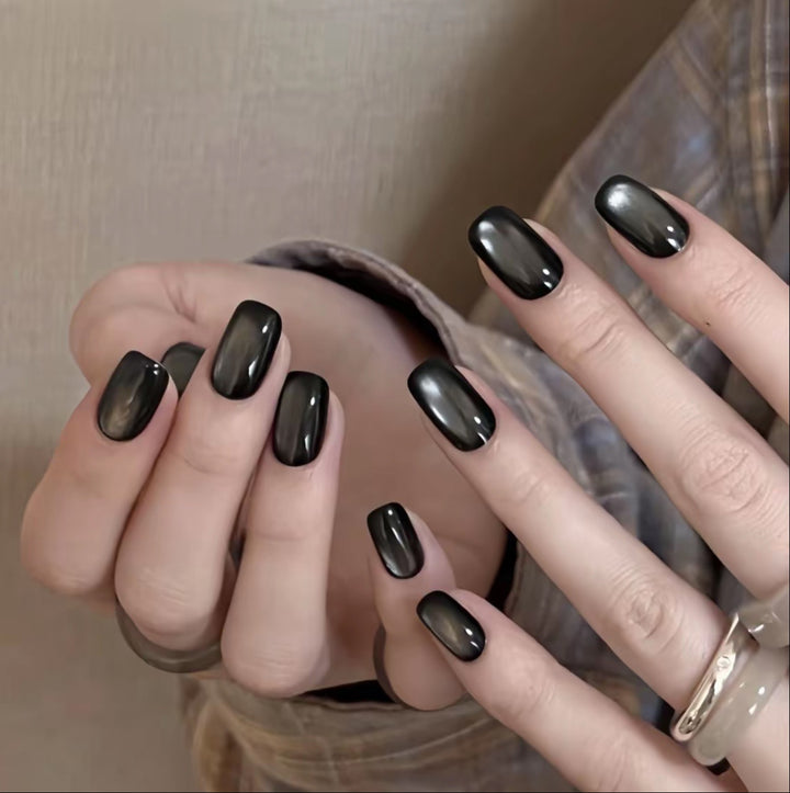Stylische Press-On Nagelverzierungen Karnz