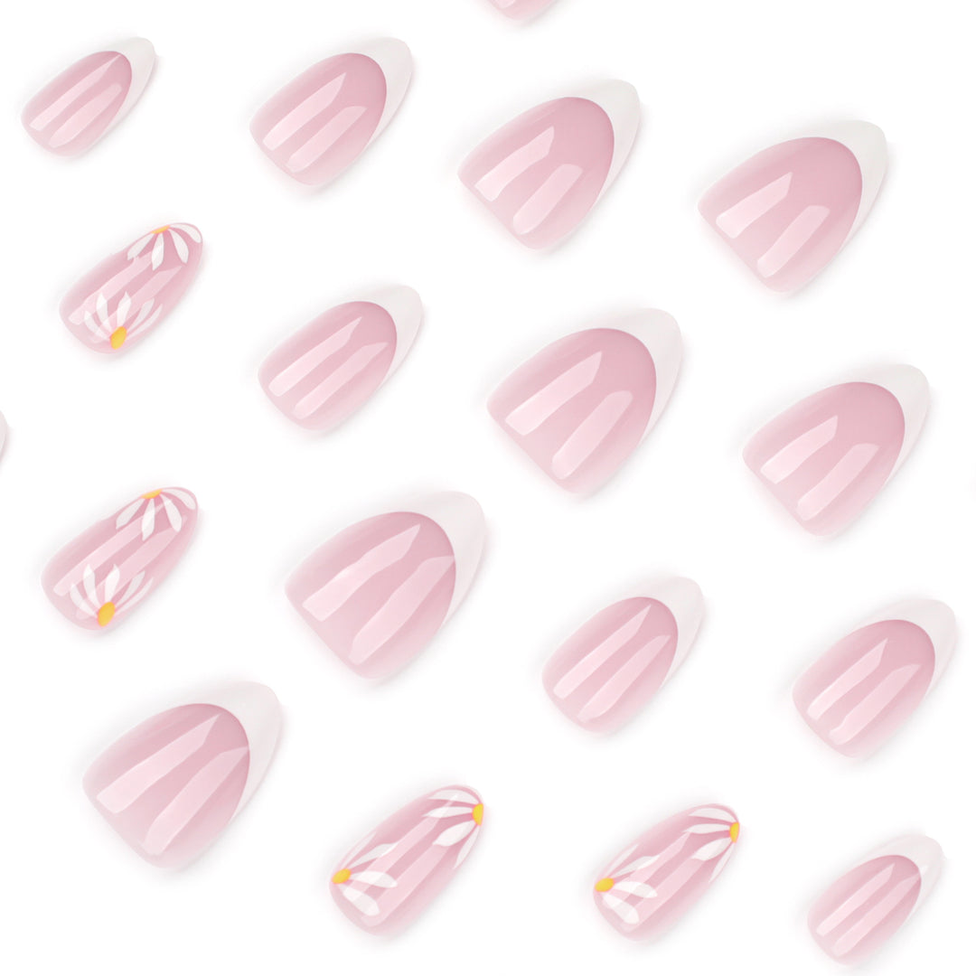 Elegante Nagelkunst mit Blütenmotiven Karnz