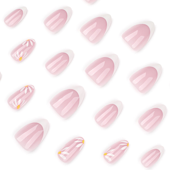Elegante Nagelkunst mit Blütenmotiven Karnz