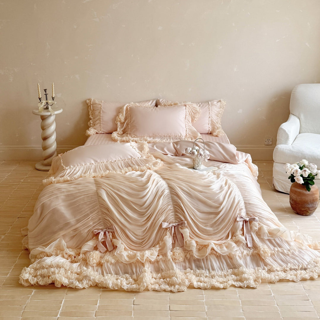 Romantische Bettwäschegarnitur mit gerafftem Chiffon-Volant und Zierkissen