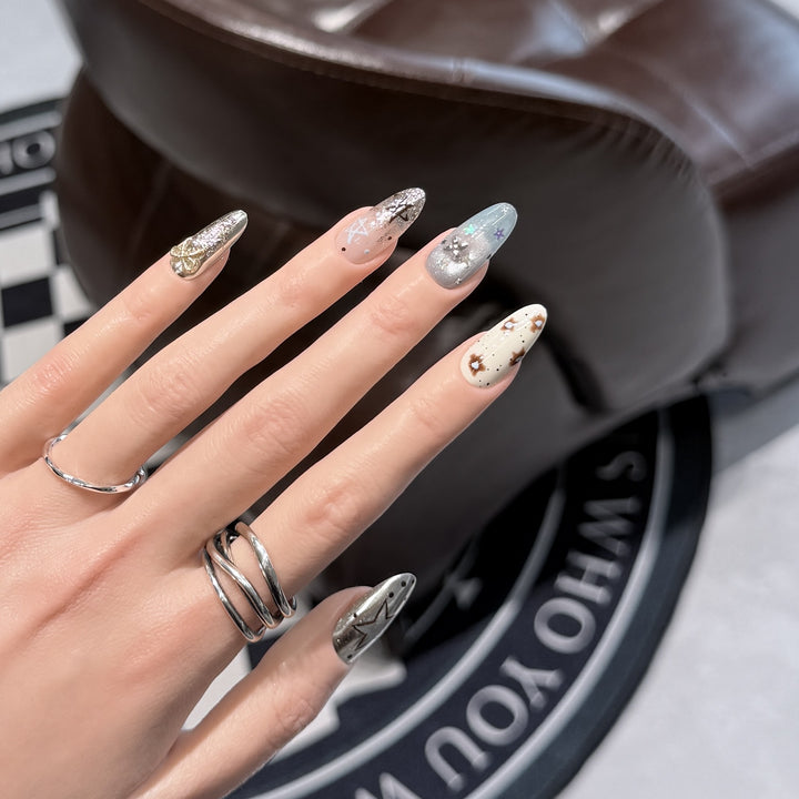 Künstlerisches Stiletto Press-On Nagelset mit einzigartigen ästhetischen Designs Karnz