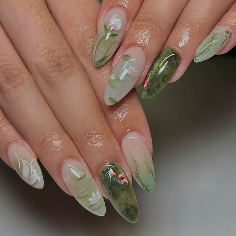 Kunstnagelset mit floralen Designs und eleganten Akzenten Karnz