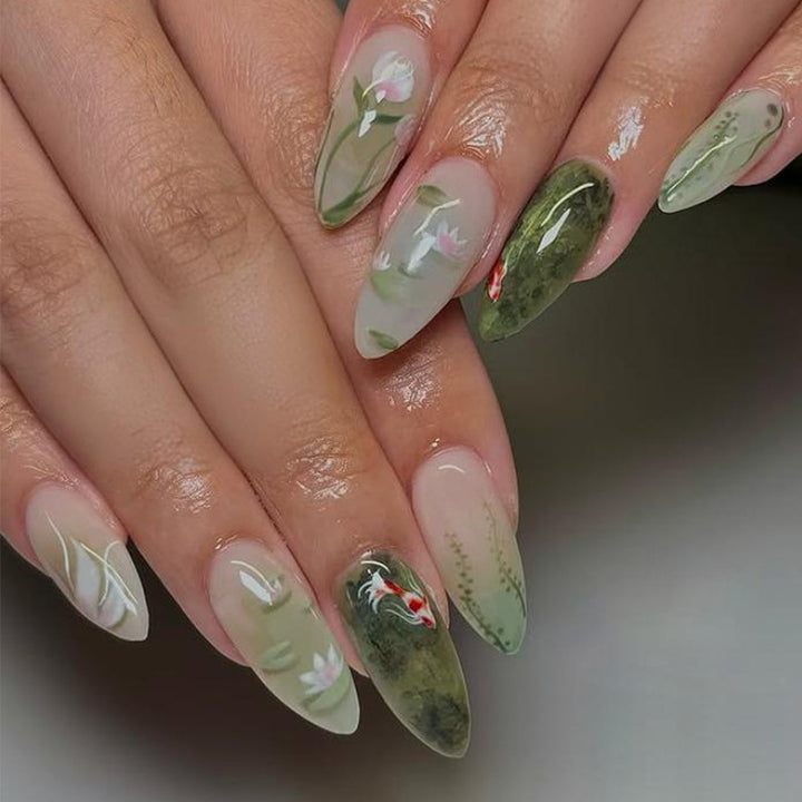 Kunstnagelset mit floralen Designs und eleganten Akzenten Karnz