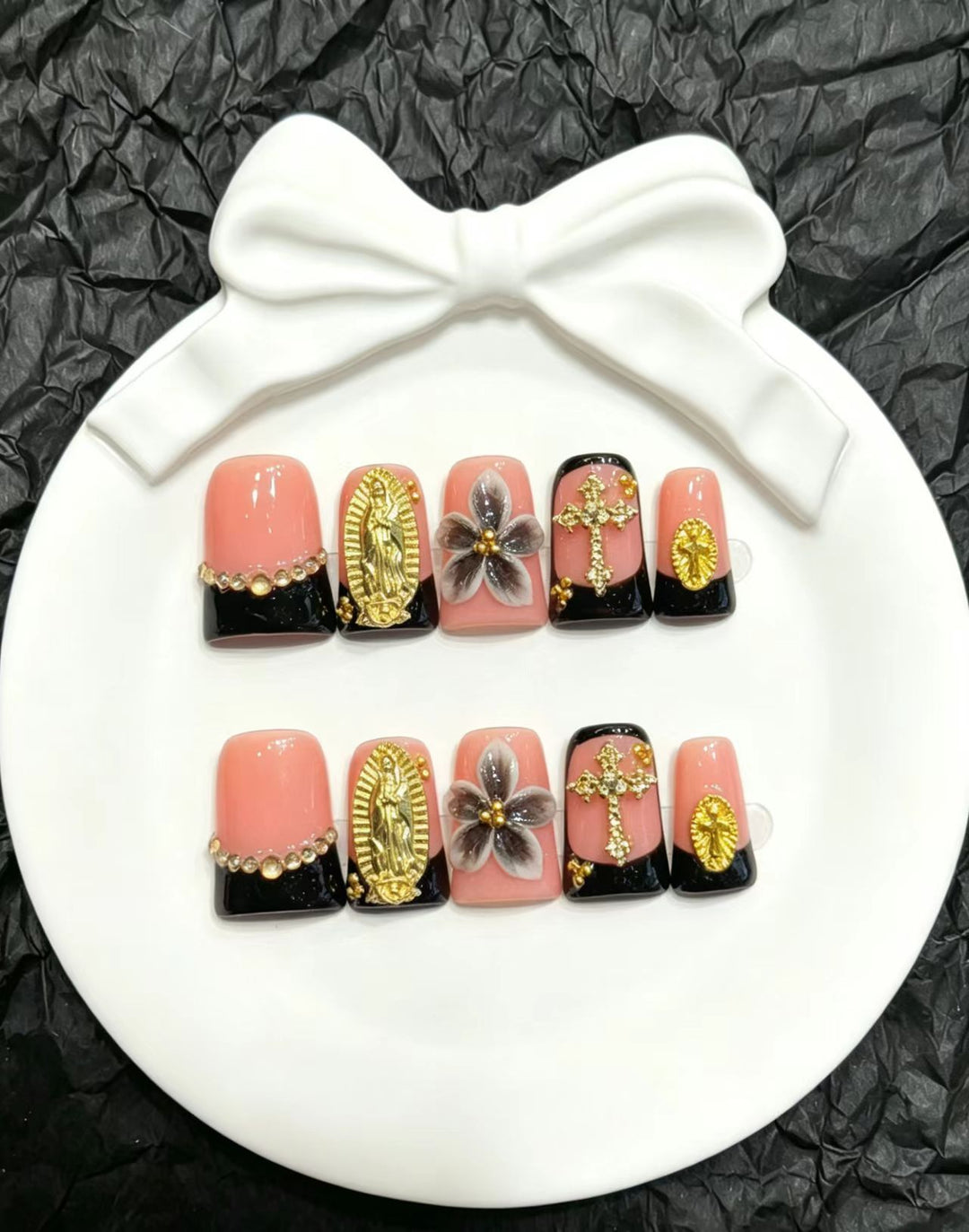 Dekoratives Press-On Nail Art Set mit floralen und Insektenakzenten