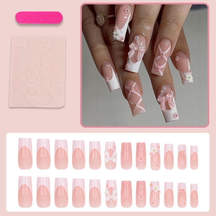 Kunstnagelset mit eleganten floralen Verzierungen Karnz