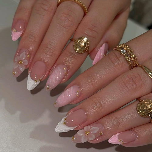 Floral Verziertes Press-On Nagelset Karnz