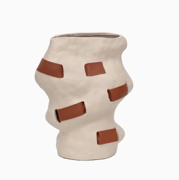 Dekorative Terrakotta-Vase mit Seilakzenten
