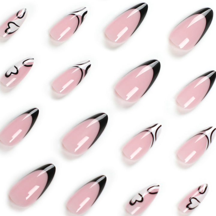 Kunstvolle Stiletto-Nägel mit elegantem Schwarz-Weiß-Design Karnz