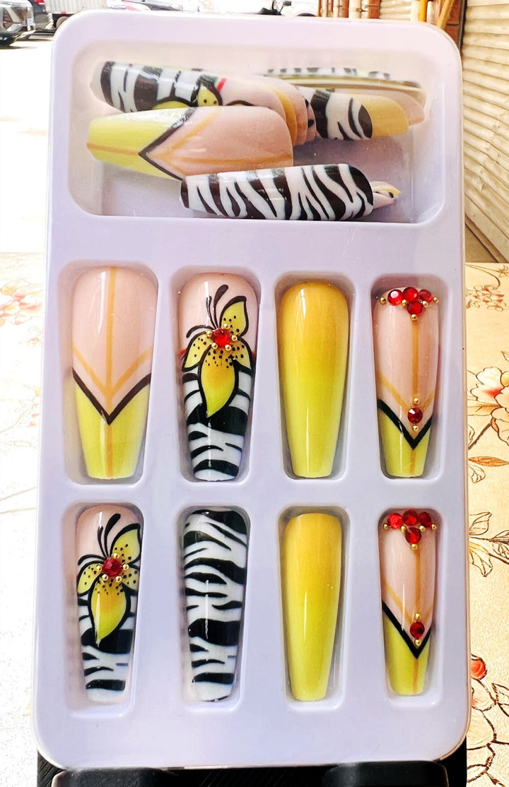 Kreative Kunstnägel mit Blumen- und Tierdesigns Karnz