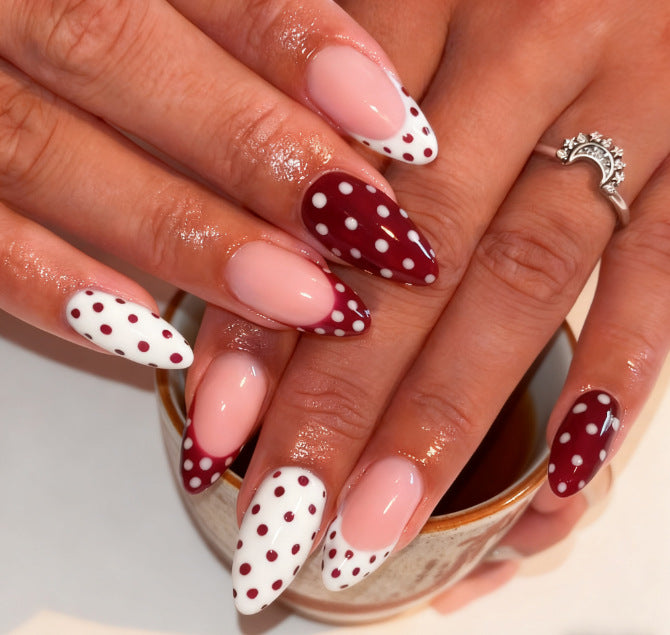 Chic dekorative Press-On Nagelverzierungen Karnz