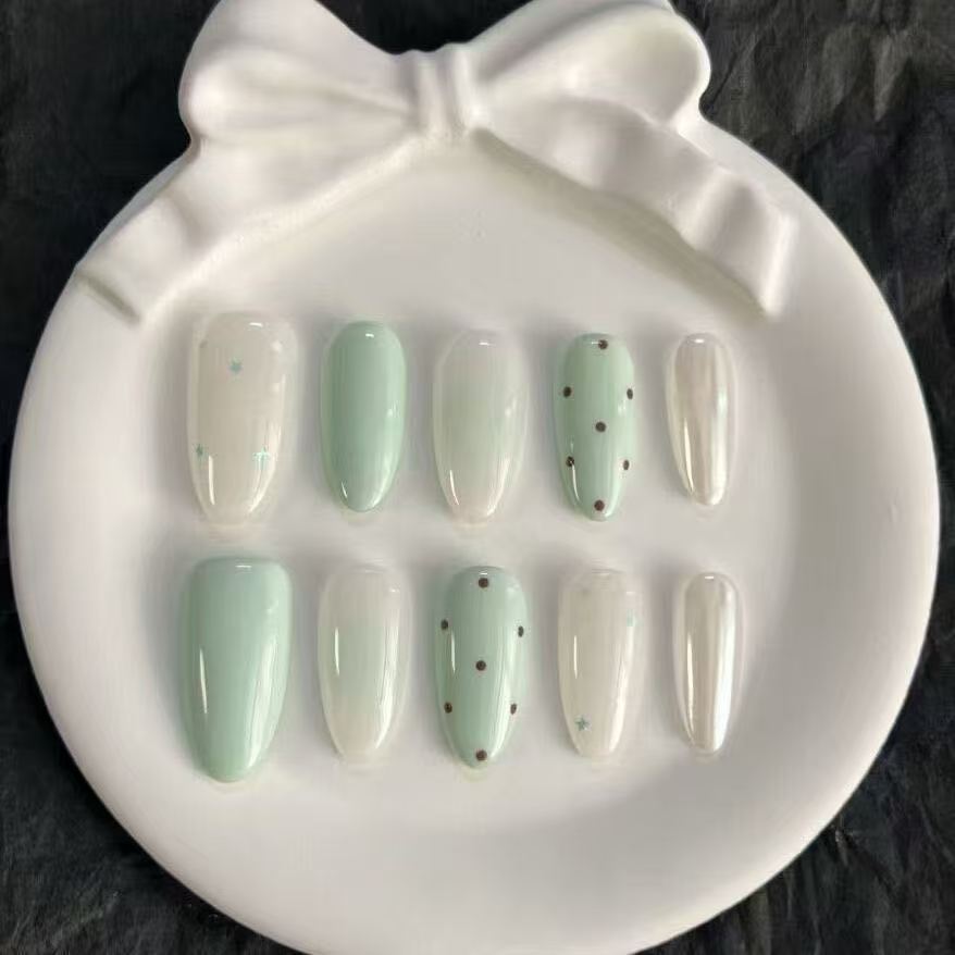 Glamouröse Gel-Nagelkunstverlängerungen Karnz