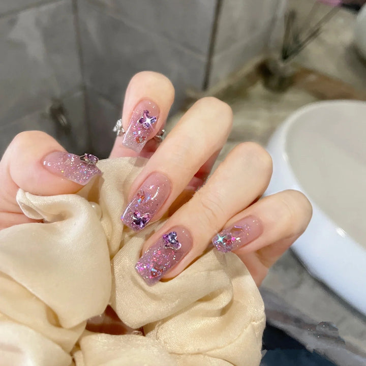 Glamouröse Kunstnägel mit funkelnden Akzenten Karnz