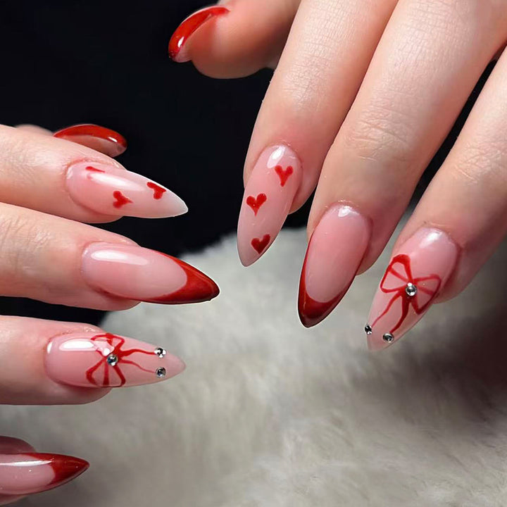 Kunstfingernägel mit Eleganten Herzmotiven und Glamourösen Akzenten Karnz