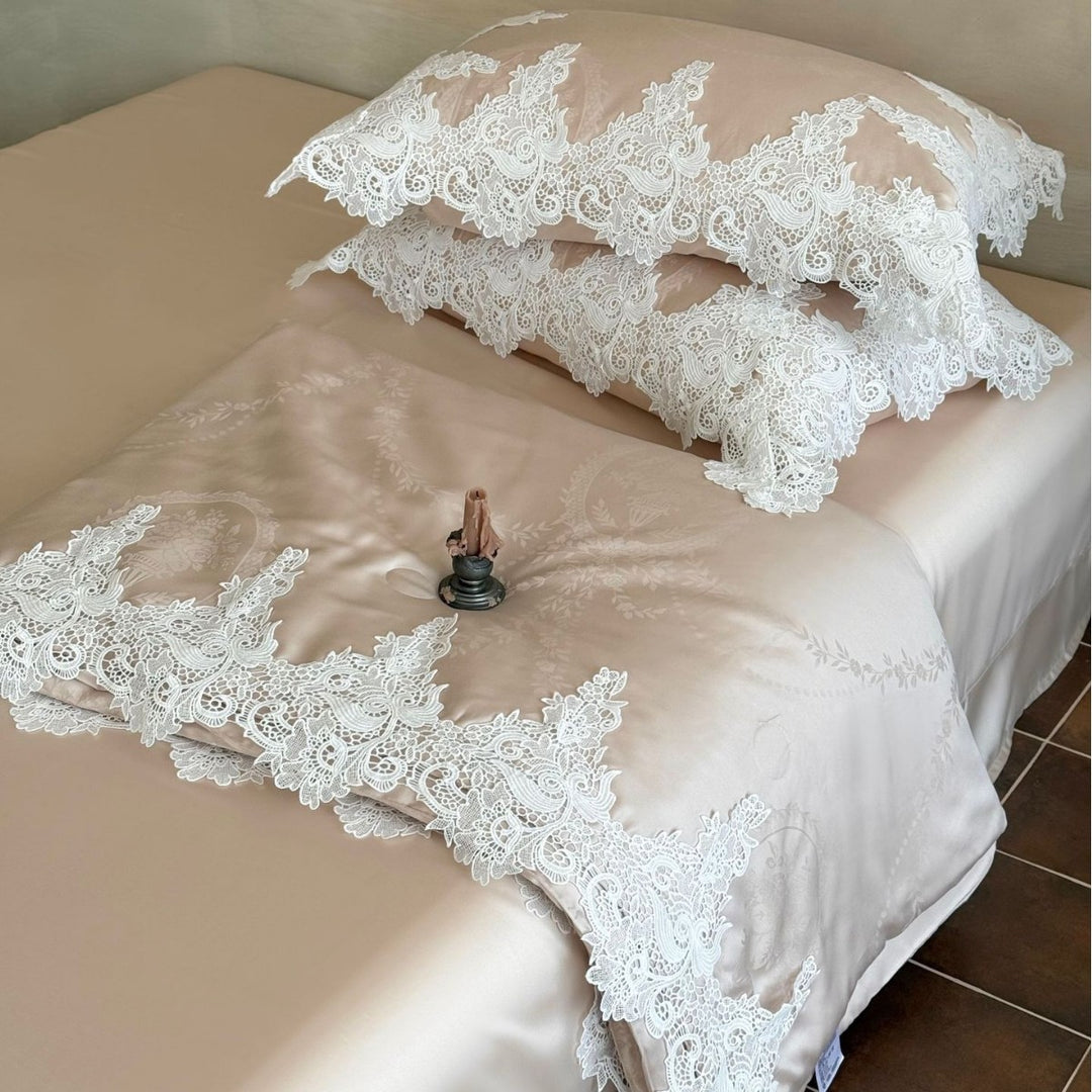 Luxuriöses Satin-Bettwäscheset mit floraler Jacquard-Struktur und Spitzenbordüre