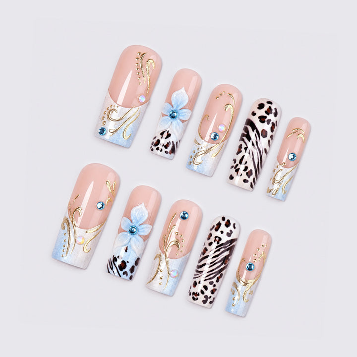 Glamouröses Kunstnagelset mit floralen Akzenten und Glitzerdetails Karnz
