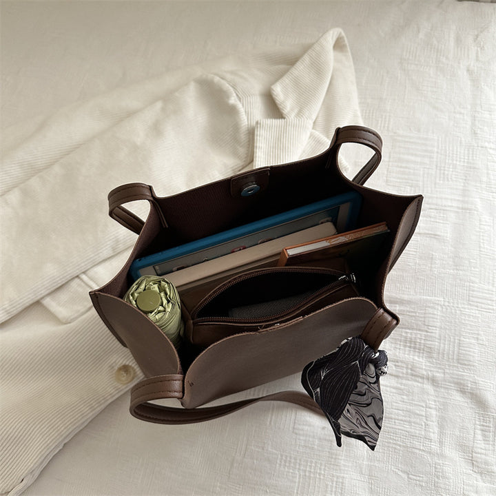 Minimalistische Tote-Handtasche mit dekorativem Schal