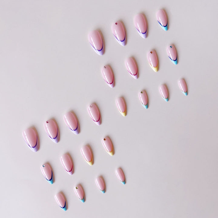 Kunstnagelset mit eleganten Farbverlauf und 3D-Akzenten Karnz