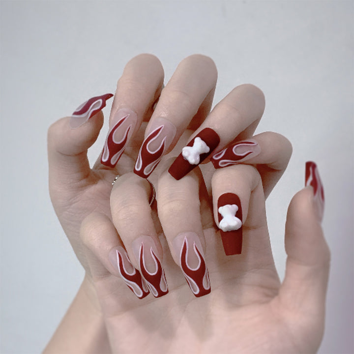 Kunstvolle Stiletto-Nägel mit feurigem Flammdesign Karnz