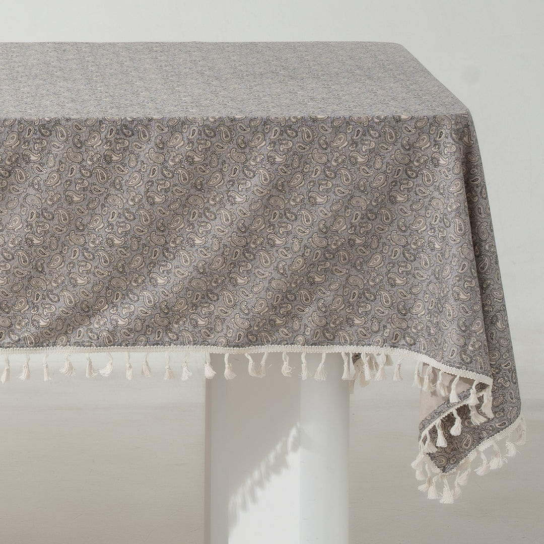 Rechteckige Tischdecke aus Baumwoll-Leinenmischung mit zartem Blumenprint und Quasten