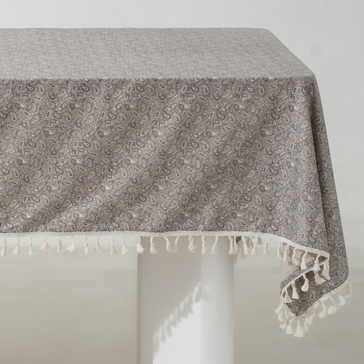 Rechteckige Tischdecke aus Baumwoll-Leinenmischung mit zartem Blumenprint und Quasten