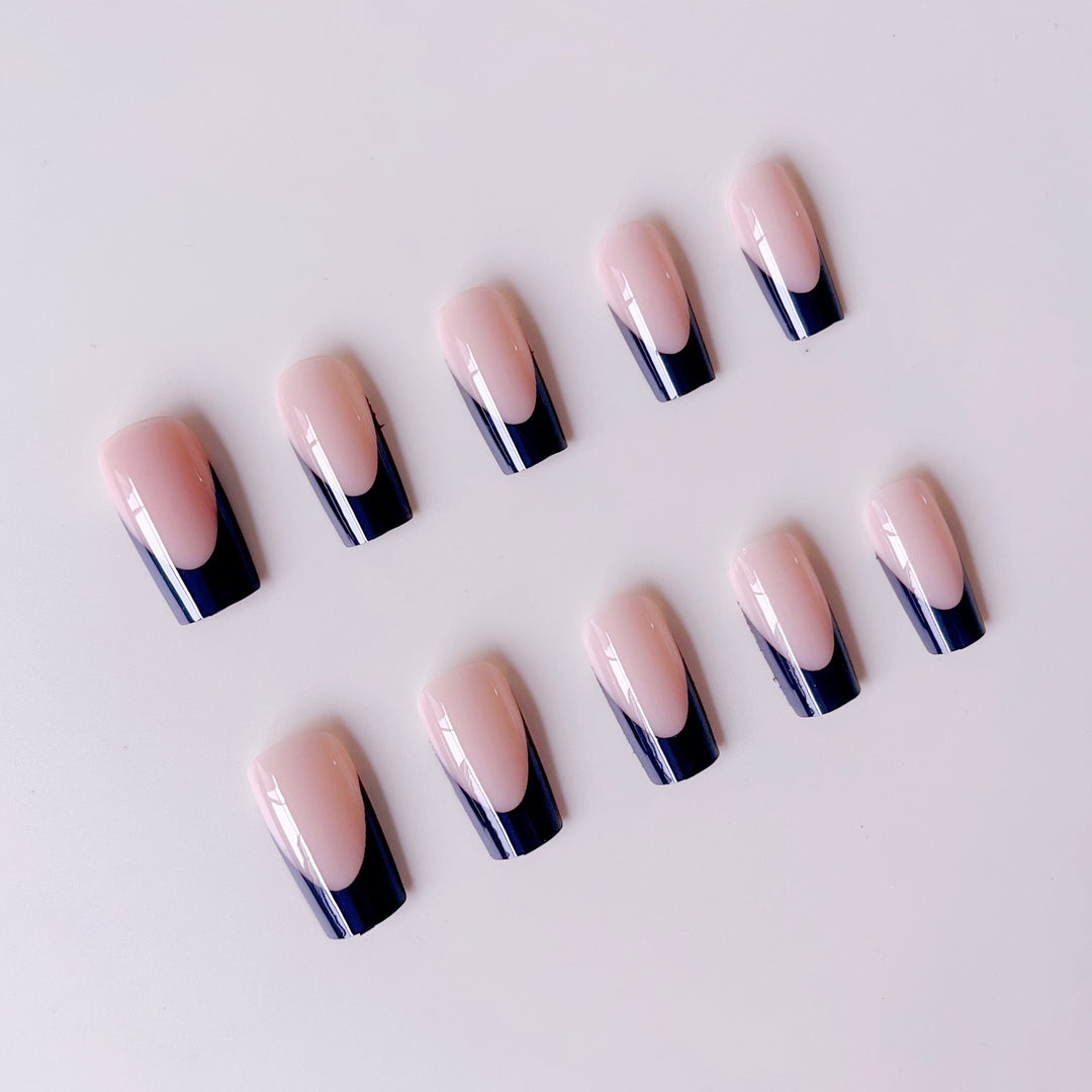 Kunstnagelset mit eleganten Spitzen- und Ombre-Effekten Karnz