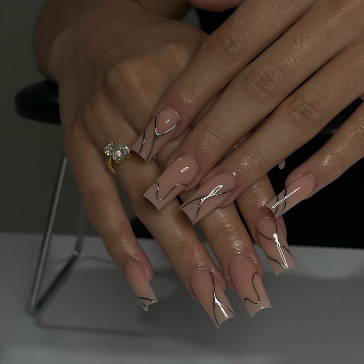 Künstlerisches Press-On Nageldesign mit eleganten grafischen Akzenten Karnz