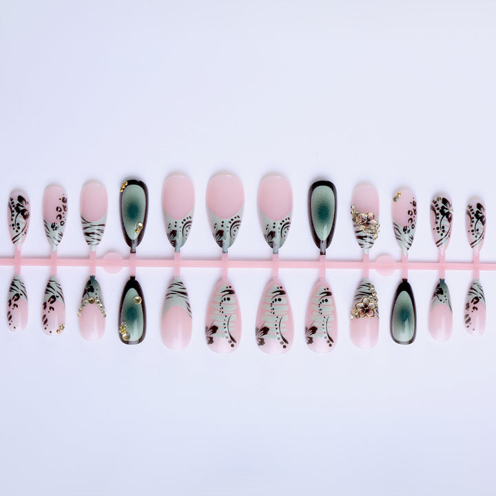Kunstvolle Stiletto Fingernägel mit Floralen und Geometrischen Verzierungen Karnz