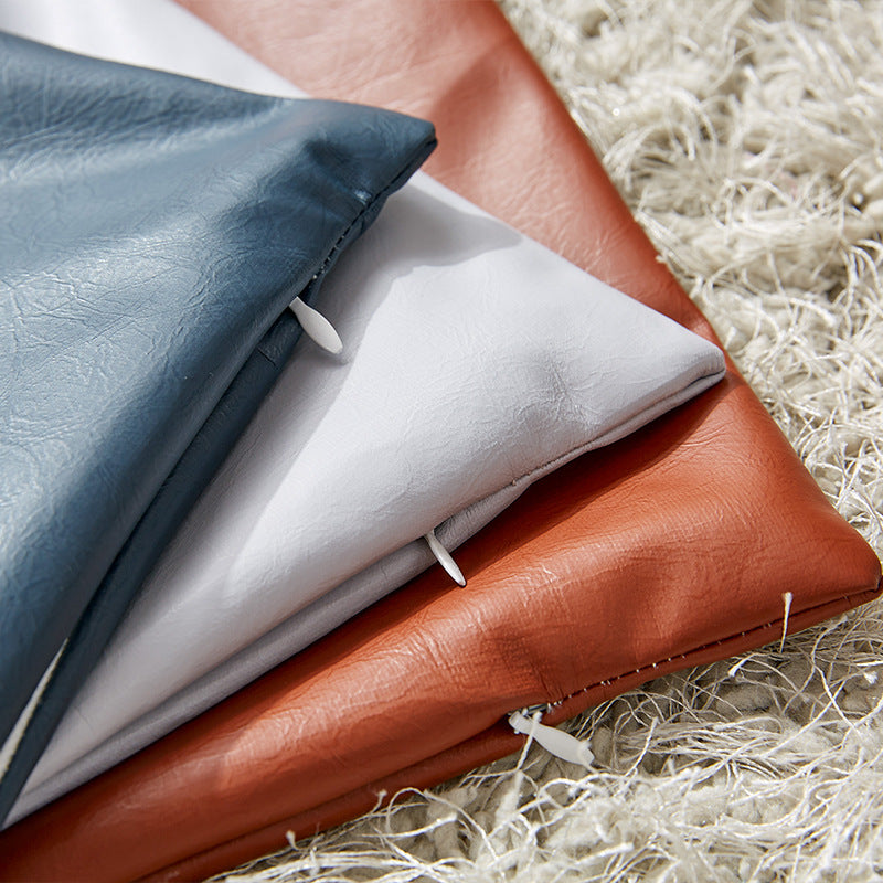 Quadratischer Premium-Kissenbezug aus veganem Nappaleder mit Soft‑Touch Oberfläche Karnz
