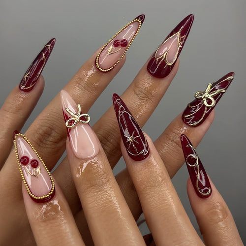 Kreatives Kunstnagelset mit Glitzerakzenten und eleganten Verzierungen Karnz