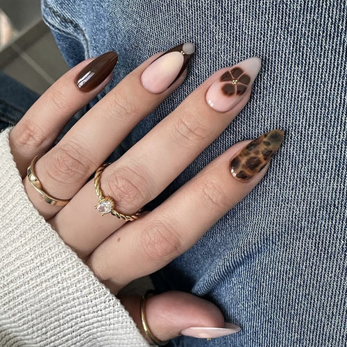 Künstlerisches Press-On-Nagel-Set mit floralen und tierischen Akzenten