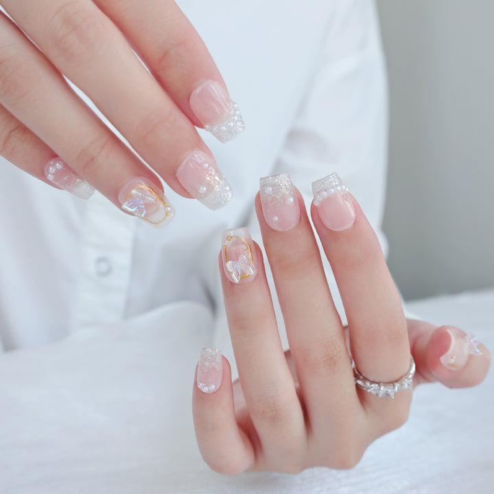 Elegantes Press-On Nagelkunst-Set mit Glitzer- und Perlenakzenten