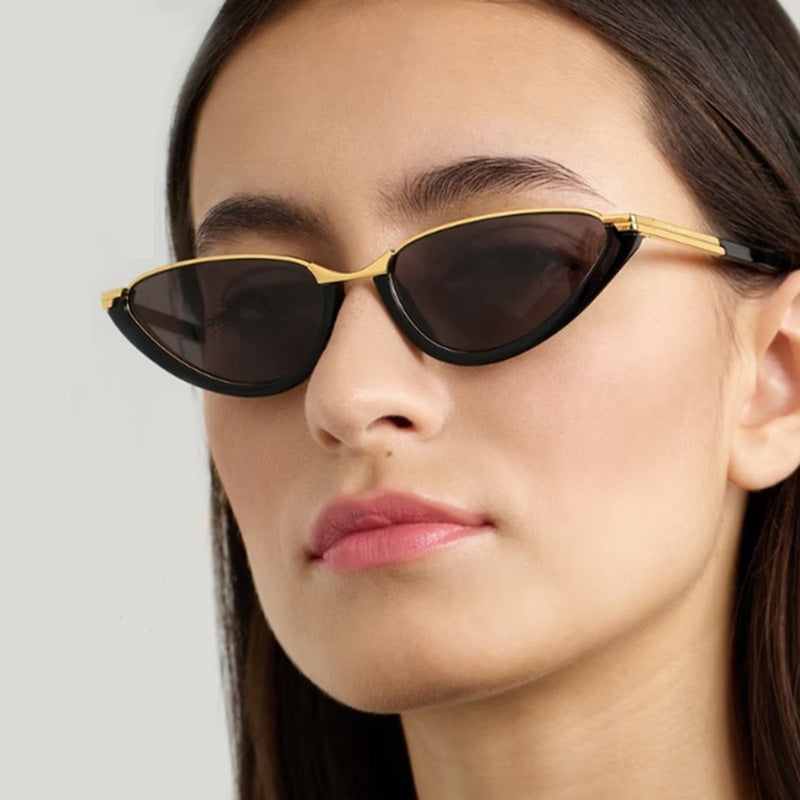Damen futuristische Cat-Eye Sonnenbrille mit goldenen Akzenten Karnz