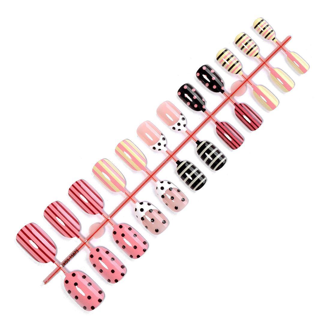 Kreatives Kunstnagelset mit verschiedenen Designs Karnz