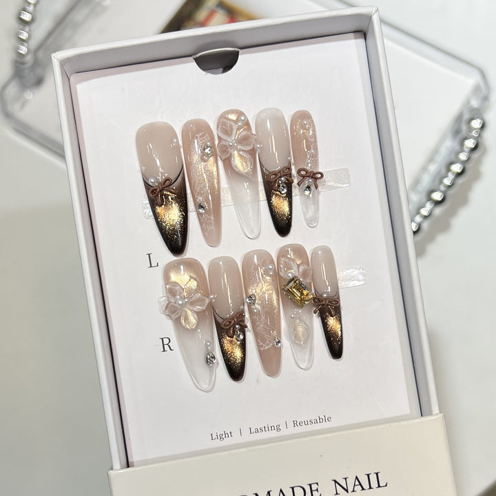 Dekoratives Press-On-Nagelkunst-Set mit floralen Akzenten