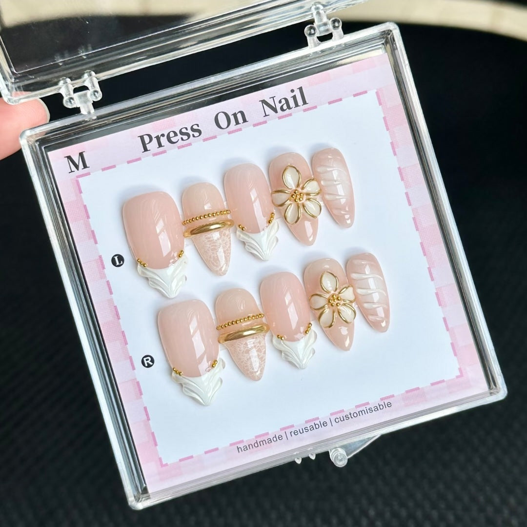 Dekoratives Press-On Nagelset mit floralen und goldenen Akzenten